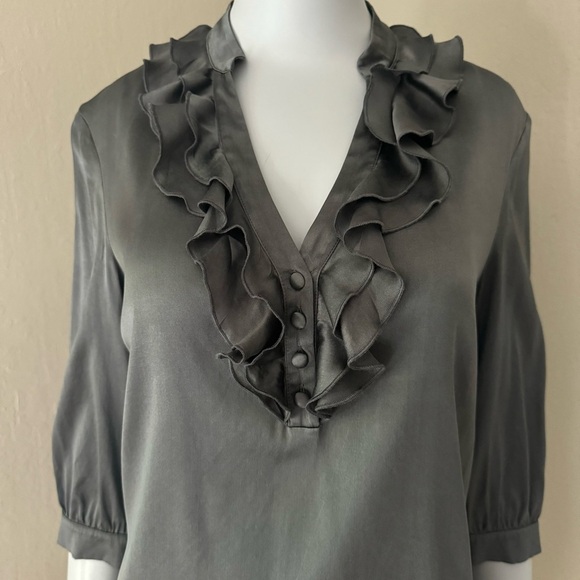 THOMAS PINK Silk Ruffle Neck Blouse Gray V- Neck 3/4 Sleeve Size 6 - Picture 3 of 16